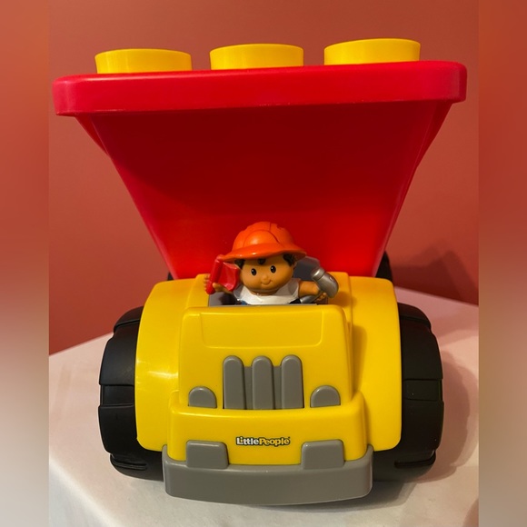 Fisher-Price Little People Dump Truck w/Driver & Blocs - Picture 3 of 5